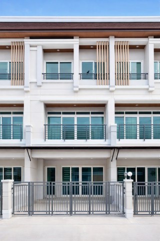 เยื้องพาราไดซ์ พาร์ค 384 ม.ทาวน์โฮม 3 ชั้น 3 ห้องนอน 3.5 ห้องน้ำ ใกล้โรงพยาบาลสินแพทย์ ศรีนครินทร์ 500 ม. ใกล้ MRT ศรีอุดม 600 ม. ที่ดิน 24 ตร.วา พื้นที่ใช้สอย 180 ตร.ม. พร้อมเฟอร์นิเจอร์ครบ แอร์ 4 เครื่อง ค่าเช่า 34,999 บาทต่อเดือน ขาย 6.9 ล้านบาทThree story townhome with 3 bedrooms and 3.5 bathrooms opposite Paradise Park, 384 m. from Paradise Park, 500 m. from Synphaet Srinakarin Hospital and 600 m. from Sri Udom MRT. Land size 24 sq.wah with 180 sq.m. usable area, fully furnished with 4 air conditioners. Rent 34,999 Baht per month, sale 6.9 million Baht.ถนนศรีนครินทร์ 38 ถึง 48 แขวงหนอง�