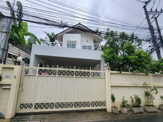 ให้เช่าบ้านเดี่ยว 2 ชั้น สุขุมวิท 49 พร้อมพงษ์ ทองหล่อ เดินทางสะดวกสบาย พร้อมเข้าอยู่ ใกล้ BTS พร้อมพงษ์ *** ราคาเช่า 80,000 บาท/เดือน  ติดต่อ: ชยา โทร/ID Line:: 0942823961   Link Line:: https://line.me/ti/p/3xFA1An8Kcรหัส# T26-1334บ้านเดี่ยว 2 ชั้น สุขุมวิท 49 เดินทางสะดวกสบาย ใกล้ BTS พร้อมพงษ์ ๐ พื้นที่ประมาณ 200 ตรม.๐ 2 ห้องนอน ๐ 4 ห้องน้ำ๐ ห้องรับแขก ห้องครัวและรับประทานอาหาร ๐ 1 ห้องแม่บ้านหรือห้องเก็บของ ๐ ที่จอดรถ 2 คัน ๐ CCTV เ