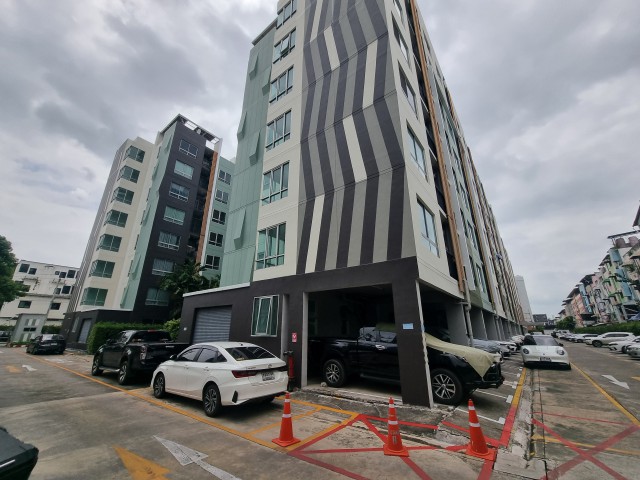 ขายคอนโด  วี คอนโด เฟส บี ถนนฉลองกรุง ลำปลาทิว ลาดกระบัง กรุงเทพมหานคร  ถนนฉลองกรุง ลำปลาทิว ลาดกระบัง กรุงเทพมหานคร  ราคา 1,500,000 บาท  ( ราคาต่อรองได้ )  รายละเอียดทรัพย์ -  พื้นที่ใช้สอย 31.11 ตร.ม. -  1 ห้องนอน 1 ห้องน้ำ  -  1 ที่จอดรถ   พิกัดทรัพย์ : https://maps.app.goo.gl/pHtKyLWZNFaz26iw6  สถานที่ใกล้เคียง   - ท่าอากาศยานสุวรรณภูมิ - โรงพยาบาลลาดกระบัง - โลตัส ลาดกระบัง - โรบินสัน สุวรรณภูมิ  รหัสทรัพย์ (Code ID)  : PSW