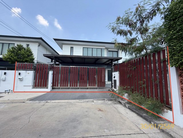 ขายบ้านเดี่ยวปทุมธานี โครงการ สัมมากร รังสิต-คลอง 7     ซอย ภายในโครงการ ถนน รังสิต-นครนายก ตำบล ลำผักกูด อำเภอ ธัญบุรี จังหวัด ปทุมธานี  ราคา  5,870,000   บาท  ( ราคาต่อรองได้ )  รายละเอียดทรัพย์ -  เนื้อที่ 81.30 ตร.ว.  พื้นที่ใช้สอย 332.50 ตร.ม. -  4 ห้องนอน 3 ห้องน้ำ   -  1 ที่จอดรถ  -  บ้านหันไปทางทิศ  ใต้  พิกัดทรัพย์ : https://maps.app.goo.gl/4ahNyotBB4QJvBqa8  สถานที่ใกล้เคียง   - โลตัส รังสิต คลอง 7 - ดูโฮม รังสิต - บิ๊กซี รัง�