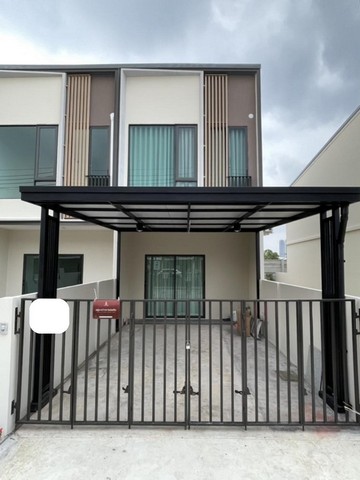 HM245 ให้เช่าทาวน์โฮม 2 ชั้น Altitude Kraf Bangna อัลติจูด คราฟ บางนา บ้านสวยหลังบ้านโปร่งโล่ง ได้วิวบึง ตกแต่งครบด้วยเฟอร์นิเจอร์และเครื่องใช้ไฟฟ้า พร้อมเข้าอยู่ ใกล้ Mega Bangna สโมสรส่วนกลางหรูท่ามกลางธรรมชาติกว่า 9 ไร่ราคาเช่า 28,000 บาทต่อเดือนสัญญาเช่า 1 ปี (สำหรับพักอาศัยเท่านั้น หากมีสัตว์เลี้ยงต้องขออนุญาตก่อน)รายละเอียดบ้านเนื้อที่ 17 ตารางวา พื้นที่ใช้สอย 88 ตารางเมตร2 ห้อ�