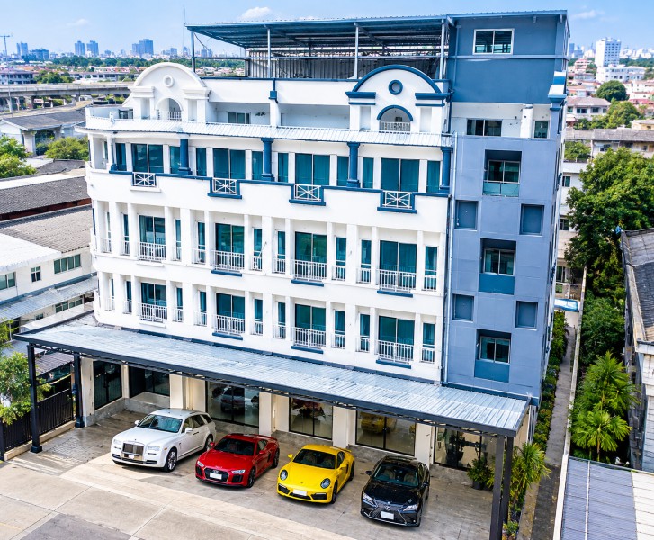 แอร์ใหม่ 11 เครื่อง ที่จอดรถ 4 คัน น้ำไม่ท่วม MRT รามอินทรา กม.9 789 ม. อาคารพาณิชย์ 3 คูหา 5 ชั้นพร้อมดาดฟ้า 10นอน 10น้ำ เพียง 77,999 บาทต่อเดือน ใกล้ MRT คู้บอน 789 ม. และ ทำเลนวมินทร์ รามอินทรา ใกล้แฟชั่นไอส์แลนด์และเดอะพรอมานาด พื้นที่ใช้สอย 900 ตร.ม. บนที่ดิน 75 ตร.ว. พร้อม11 A/C 3-Unit Commercial Building, 5Floors MRT KhuBon 789m.  MRT RamInthra Km.9.789m. Rooftop Deck, 10 Bedrooms and 10 Bathrooms, 77,999B-M  Located in Nawamin and Ram Inthra near Fashion Island and The Promenade. 900 sq.m. usable area on 75 sq.wah land, 4 parking spaces and flood-free location.ถนนรามอ