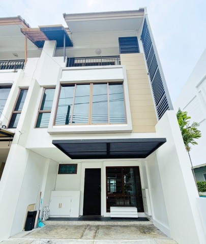 รีเจ้นท์โฮม สุขุมวิท97/1 24 ตร.ว.BTS บางจาก 700 ม. สุขุมวิท อ่อนนุช ทาวน์โฮม 3 ชั้นหลังมุม 3 นอน 4 น้ำ  55,998 บาท/เดือน 180ตร.ม.ตกแต่งบิวท์อิน พร้อมเฟอร์ฯ และเครื่องใช้ไฟฟ้าครบ ทำเลสงบ เดินทางสะดวก ย่านธุรกิจ ใกล้เทคโนโลยีกรุงเทพ 700 ม.รร.นานาชาติ ตลาด รพ.แหล่งช้อปปิ้ง รถไฟฟ้า และทางด่วน เช่าRegent Home Sukhumvit97/1 On Nut area.BTS BangChak700m. 3-story corner-unit townhome 55,998Baht/month. Features 3 bed 4 bath land size of 24 sq.wa. and usable area of 180 sq.m. Fully furnished with built-in furniture and appliances. Quiet yet convenient 