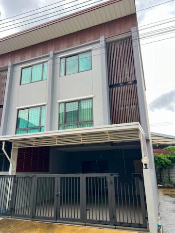 BH4426 ให้เช่าทาวน์โฮม 3 ชั้นหลังมุม ใจกลางรัชดา ลาดพร้าว โครงการสิริเฮ้าท์ รัชดา 18 SIRIHOUSEติดต่อ Agent คุณบัว Buaโทร 093 646 4597LINE ID Bua093ราคาเช่า 50,000 บาทต่อเดือนให้เช่าทาวน์โฮม 3 ชั้นหลังมุม ทำเลรัชดา ลาดพร้าว พื้นที่ใช้สอย 180 ตารางเมตร บนที่ดิน 21 ตารางวา มี 3+1 ห้องนอน 3 ห้องน้ำ แอร์ 4 เครื่อง และที่จอดรถ 2 คัน เหมาะสำหรับครอบครัวหรือผู้ที่ต้องการบ้านเช่าพื้นที่กว้างในทำเลใจกลางกรุงเทพ�