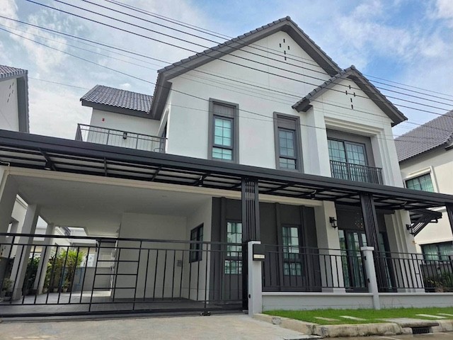 BH4425 ขายและเช่าบ้านหรู Centro บางนา บ้านเดี่ยว 2 ชั้น สไตล์ Modern Luxury ตกแต่งบิ้วอินครบ พร้อมเฟอร์นิเจอร์และเครื่องใช้ไฟฟ้า บ้านพร้อมอยู่บนทำเลบางนา ใกล้ Mega Bangna โรงพยาบาลไทยนครินทร์ สนามบินสุวรรณภูมิ และทางด่วนติดต่อ Agent คุณบัว Buaโทร 093 646 4597LINE ID Bua093ราคาขาย 16,900,000 บาทราคาเช่า 130,000 บาทต่อเดือนขายบ้านเดี่ยวหรู Centro บางนา พร้อมอยู่ ทำเลศักยภาพย่านบางนา โครงการคุณภาพจาก AP Thailand เหมาะสำหรับ