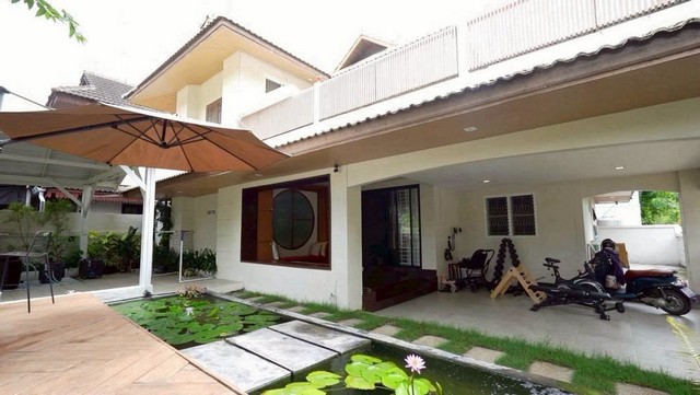 #โซนสุเทพ ขายด่วน 7.5 ล้าน บ้านเดี่ยว 2 ชั้น ทำเลทอง #ใกล้มช. บ้านสภาพดี พร้อมเฟอร์นิเจอร์และเครื่องใช้ไฟฟ้าครบชุด #ขายร้อมผู้เช่ารับรายได้เดือนละ35,000 บาท (สัญญาหมด 24/11/69)รายละเอียดบ้านเนื้อที่ 80.3 ตารางวา4 ห้องนอน4 ห้องน้ำ2 ห้องโถง1 ห้องรับแขก1 ห้องครัว1 ห้องเก็บของที่จอดรถในร่ม 3 คัน (2 โรงจอดรถ)หน้าบ้านจอดรถเพิ่มได้หลายคัน เนื่องจากเป็นบ้านหลังมุมมุ้งลวด + เหล็กดัดคร�