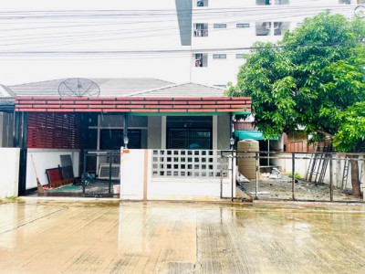 ????#บ้านแฝดรีโนเวทใหม่อมตะพานทองชลบุรี????หมู่บ้านปาณรดา หนองตำลึง ชลบุรี????สถานะกำลังรีโนเวท???????? ราคาเพียง 2.xxx ล้านบาท✅ พื้นที่ 45 ตร.ว.✅ 3 ห้องนอน 1 ห้องน้ำ✅ จอดรถได้ 4 คัน✅ รีโนเวทใหม่ทั้งหลัง ✅พร้อมของแถมครบ???? ของแถมจัดเต็ม????✨ โซฟา✨ โต๊ะรับประทานอาหาร✨ ตู้อาบน้ำ + เครื่องทำน้ำอุ่น✨ ปั๊มน้ำ✨ เหล็กดัด มุ้งลวด และผ้าม่าน✨ฟรีโอน  ฟรียื่นกู้????ทำเลสะดวก ใกล้ตลาดฟ้าไทย, E-TE
