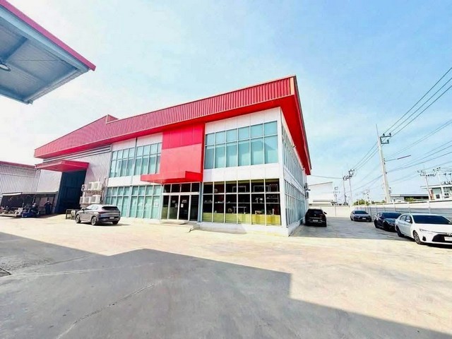 ขายโรงงาน 2.5 ไร่ พื้นที่ใช้สอย 1,668 ตร.ม ขอใบ รง.4 ได้ ใกล้นิคมสินสาคร สมุทรสาครขายทั้งหมดรวม 45,000,000 บาทพร้อมโอนที่ดินขนาด 2.5 ไร่(2-1-98.9) มี 2 อาคาร  พื้นที่ใช้สอย 1,668 ตร.มโรงงาน ขนาดอาคาร 24 x 34 เมตร พท.ใช้สอย 816 ตร.ม.  หลังคาสูง 10 เมตร มี Overhead Cranre จำนวน 2 ตัว ขนาด 10 ตัน คานคู่ 1 ตัว  5 ตัน คานเดี่ยว 1 ตัว [รอกแบรนด์ยุโรป] มีชั้นลอยเหล็กวางของในส่วนพื้นที่โรงงานผลิต [ที่ใช้ประกอบงานเหล็ก] เข็มปูพ