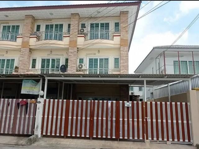 ให้เช่าทาวน์โฮม 3 ชั้น หลังริม ซอยลาดพร้าว 101 ใกล้ MRT ลาดพร้าว 101ราคาเช่า 35,000 บาท / เดือน ( สัญญาขั้นต่ำ 1 ปี ประกัน 2 เดือน ล่วงหน้า 1 เดือน )ที่ตั้ง ถนนลาดพร้าว ซอยลาดพร้าว 101 แขวงคลองจั่น เขตบางกะปิ กรุงเทพมหานครติดต่อ : คุณภัสพงณ์ 0634098164Line : deedaa24https://www.facebook.com/profile.php?id=61581484955548เนื้อที่ 35 ตารางวา พื้นที่ใช้สอย 172 ตารางเมตร จำนวน 3 ชั้น 4 ห้องนอน 3 ห้องน้ำมี 1 ห้องโถงใหญ่ จอดรถได้ 3 คัน ในบ้าน 2 คัน �