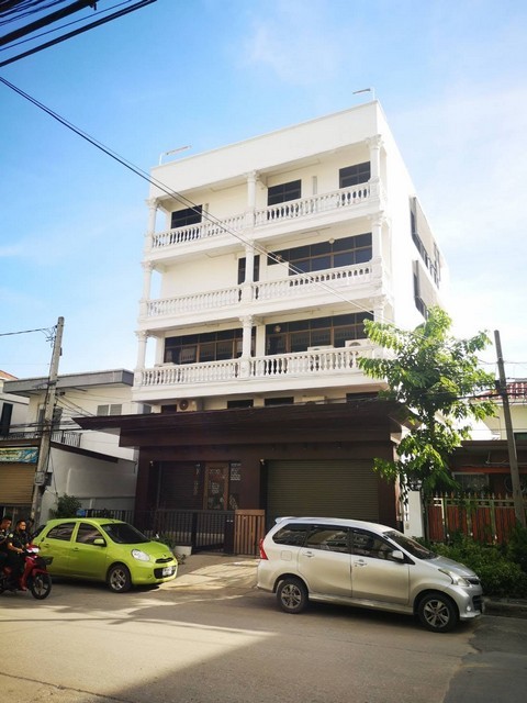 ให้เช่าอาคารสำนักงาน 4.5 ชั้น Stand Alone 675 ตรม. ซอยอ่อนนุช 70/1 มีลิฟต์ขนสินค้า ใกล้พัฒนาการ และ รถไฟฟ้าศรีนุช *** ราคาเช่า 90,000 บาท/เดือนติดต่อ:: คุณชยา โทร/ID Line:: 0942823961   Link Line:: https://line.me/ti/p/3xFA1An8Kcรหัส# T26-1260อาคารสำนักงาน 4.5 ชั้น Stand Alone ซอยอ่อนนุช 70/1 ใกล้พัฒนาการ และ รถไฟฟ้าศรีนุช o เหมาะกับการทำเป็นออฟฟิศ โชว์รูม โกดังแพคของขายของออนไลน์o พื้นที่ใช้สอย 675 ตารางเมตรo 12 ห้องน้ำo หน้ากว้าง 10 ม. ลึก 15 เมตร o เ�