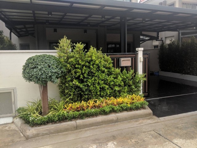 ขายบ้านแฝด สไตล์บ้านเดี่ยว หมู่บ้านนาวาสิริ NAVA siri สามพราน นครปฐม พร้อมอยู่ เนื้อที่ 44 ตารางวา ขนาด 3 ห้องนอน 2 ห้องน้ำราคาขาย 5.5 ล้านบาทสถานที่สำคัญใกล้เคียง1. ตลาดสามพรานแลนด์มาร์ค2. บิ๊กซี ซูเปอร์เซ็นเตอร์ อ้อมใหญ่3. ตลาดพันล้าน อ้อมใหญ่4. สวนสามพราน5. สำนักงานขนส่ง จังหวัดนครปฐมที่ตั้ง ซ. ส.บัวหลวง ตำบล ยายชา อำเภอสามพราน นครปฐม--------------------------------------------------------สนใจชมบ้านหรือข