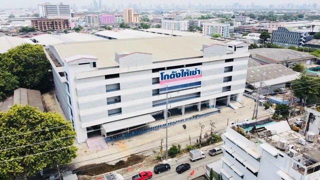 โกดังให้เช่า 22,500 ตรม. ใกล้ปู่เจ้าสมิงพรา พระประแดง สมุทรปราการข้อตกลงและเงื่อนไขราคาเช่า : 100 บาท/ตรม./เดือน- เงินประกัน : 3 เดือน- ระยะเวลาการเช่า : 3 ปี- การจ่ายค่าเช่า : ล่วงหน้า 1 เดือน 3แบ่งพื้นที่คลังสินค้า (ตร.ม.) : 4,500 ตรม. ต่อชั้น (รวม 5 ชั้น)ลักษณะอาคาร- อาคาร 5 ชั้น ยกพื้น,ผนังอิฐฉาบปูน,หลังคาเมทัลชีส- พื้น คสล. Post Tension 1-4, 5 พื้นหินขัดมัน- ความสูงพื้นที่ใช้สอยภายในอาคาร ชั้น 1 �