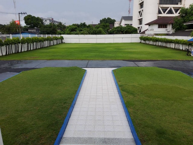 ขายที่ดิน 300 ตรว. ซอยลาดพร้าว 88-1 ซอยกว้าง เข้าซอยไม่ลึก เดินทางสะดวก ใกล้เลียบด่วน ใกล้รถไฟฟ้าสายสีเหลือง*** ราคาขาย 60 ล้านบาท ฟรีโอน (ต่อรองได้) ติดต่อ:: ชยา โทร/ID Line:: 0942823961   Link Line:: https://line.me/ti/p/3xFA1An8Kcรหัส# T26-1271ที่ดิน ซอยลาดพร้าว 88/1 ซอยกว้าง เข้าซอยไม่ลึก ใกล้เลียบด่วน ใกล้รถไฟฟ้าสายสีเหลืองo ที่ดินขนาด 300 ตร.ว.  o หน้ากว้างติดถนนประมาณ 37 เมตร ลึก 34 เมตร o ที่ดินถมแล้ว เข้าซอยไม่ลึก o ทางเ�