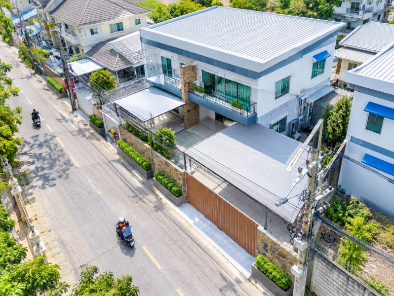 จอดรถได้ 30–40คัน ให้เช่าที่ดิน 200 ตร.ว. 1,000 ตร.ม. 64,999บาทต่อเดือน พร้อมสำนักงาน ห้องประชุม และโกดัง 2 ชั้น ติดถนนโพธิ์แก้ว ใกล้สนามไดร์ฟกอล์ฟโพธาลัยและสนามซ้อมเทนนิส  ทำเลเหมาะสำหรับธุรกิจ คลังสินค้า สำนักงาน และศูนย์กระจายสินค้า Parking for 30–40 Cars. 200Sq.Wah with Office Meeting Room and Two-Storey Warehouse, Monthly Rent  64,999Baht.  near Phothalai Golf Driving Range and PMP Auto Tennis. Suitable for Business Operations, Warehousing, Offices and Distribution Centers. ถ. ประดิษฐ์มนูธรรมถนนโพธิ์แก้ว แขวงคลองจั่น เ�