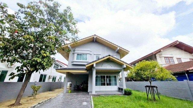 รหัสทรัพย์&nbsp; N0124บ้านเดี่ยว หมู่บ้านเมืองเอก ม.รังสิต หลักหก รีโนเวทใหม่ ที่ตั้ง :&nbsp;ถนนเอกรัตน์ โครงการ 3&nbsp;&nbsp;ต.หลักหก&nbsp;อ.เมืองปทุมธานี จ.ปทุมธานี 12000รายละเอียดทรัพย์- บ้านเดี่ยว 2&nbsp;ชั้น, ขนาดพื้นที่&nbsp;105&nbsp;ตารางวา,&nbsp;พื้นที่ใช้สอย 200 ตารางเมตร- 3&nbsp;ห้องนอน, 3&nbsp;ห้องน้ำ, 1 ห้องรับแขก,&nbsp;1 ห้องครัว,&nbsp; 4 จอด- ชั้น 2 พื้นปาเก้&nbsp; ชั้น 1 พื้นกระเบื้อง&nbsp;&nbsp;-&nbsp;บ้านหันหน้าทางทิศใต้- รีโนเ�