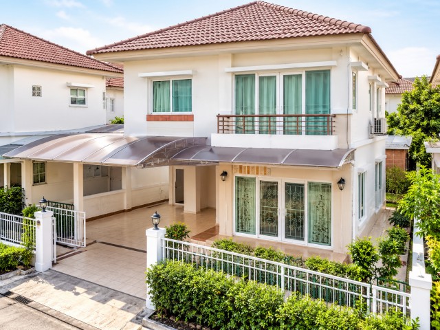 ช่างอากาศอุทิศ 1-5 140 ตร.ม. 2 ชั้น รร.นานาชาติฮาร์โรว์ 600 ม. บ้านแฝด 3นอน หลักสี่-ดอนเมือง 2 น้ำ 35 ตร.ว.พร้อมเฟอร์ฯ และเครื่องใช้ไฟฟ้าครบ เหมาะสำหรับครอบครัว เดินทางสะดวก ใกล้ตลาดโกสุมรวมใจ 1.1 กม.สนามบินดอนเมือง และรถไฟฟ้าสายสีแดง  BTS สะพานใหม่  19,998บาท/เดือนHarrow Inter School 600m. this 2-story house 3bed Laksi-DonMueang  2bath. 35-sq.wa. ChangAkatUthit Rd 140sq.m.and comes fully furnished with appliances-ideal for a family. Conveniently located near Kosum Ruamjai Market 1.1 km. Don Mueang Airport the Red Line train and BTS Saphan Mai. Rent 19,998 Baht/month.ช่างอา