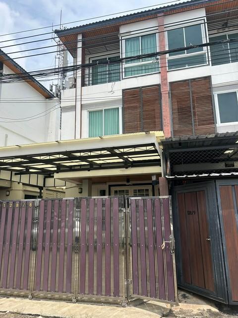 ให้เช่าทาวน์เฮ้าส์ 3 ชั้น ถนนสุทธิสาร ซอย 20 มิถุนา ใกล้ MRT สุทธิสารราคาเช่า 45,000 บาท / เดือนที่ตั้ง ถนนสุทธิสารวินิจฉัย ซอย 20 มิถุนา แขวงห้วยขวาง เขตห้วยขวาง กรุงเทพมหานครติดต่อ : คุณภัสพงณ์ 0634098164Line : deedaa24https://www.facebook.com/profile.php?id=61581484955548เนื้อที่ 25 ตารางวา จำนวน 3 ชั้น 3 ห้องนอน 4 ห้องน้ำ จอดรถในบ้านได้ 2 คันเฟอร์นิเจอร์บิวท์อินทุกห้องนอน ห้องนอนใหญ่มี Walk-in Closet ห้องครัว ลานซักล้าง มีเครื่อ�