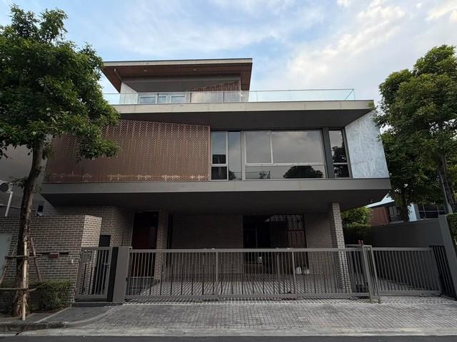 ให้เช่าบ้านเดี่ยว 3 ชั้น โครงการ ARTALE พัฒนาการ-ทองหล่อ คฤหาสน์หรูสไตล์ Penthouse ซอยพัฒนาการ 20ราคาขาย 69,000,000 บาทราคาเช่า 380,000 บาท / เดือนที่ตั้ง ถนนพัฒนาการ ซอยพัฒนาการ 20 แขวงสวนหลวง เขตสวนหลวง กรุงเทพมหานครติดต่อ : คุณภัสพงณ์ 0634098164Line : deedaa24https://www.facebook.com/profile.php?id=61581484955548เนื้อที่ 71 ตารางวา พื้นที่ใช้สอย 525 ตารางเมตร จำนวน 3 ชั้น 5 ห้องนอน 6 ห้องน้ำ 1 ห้องแม่บ้านพร้อมห้องน้ำ ที่จอดรถ 7 คันห้องนั่ง�