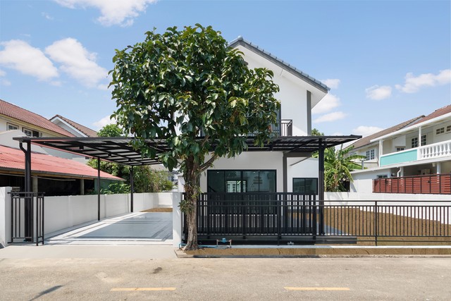 บ้านเดี่ยว 2 ชั้น รีโนเวทใหม่ หมู่บ้านกฤษดานคร 10 รัตนาธิเบศร์ ติดถนนใหญ่ ใกล้รถไฟฟ้า เซ็นทรัล เวสต์เกตทำเลดีมาก ใจกลางแหล่งอำนวยความสะดวกหลากหลาย ต่อเติมครบ พร้อมอยู่ มีพื้นที่ใช้สอยรอบตัวบ้านราคา : 3,790,000 บาทพื้นที่ : 60 ตร.ว.พื้นที่ใช้สอย 180 ตร.ม.บ้านเลขที่ : 108/278 ซอย 27/4บ้านหันหน้า : ทิศใต้ฟังก์ชั่น 3 ห้องนอน 2 ห้องน้ำจอดรถได้  2 คัน* ผ่อนเริ่มต้น 32,130 บาทโดยประมาณ  (30 ปี)————
