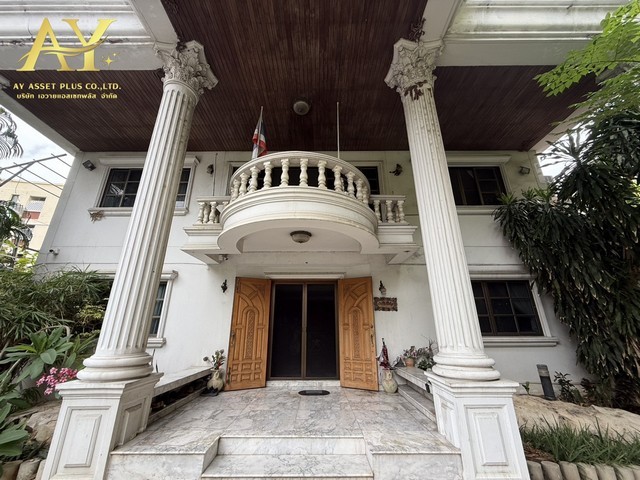 ขายบ้านเดี่ยวหลังใหญ่ 229 ตร.ว. ทำเลทองรัชดา-ลาดพร้าว ซอยรัชดา 36 ใกล้ศาลอาญาและ MRTลดไป 15ล้าน จากราคา 60 ล้านบาท เหลือเพียง 45 ล้านบาท โอกาสสุดท้ายกับบ้านเดี่ยวหลังใหญ่ขนาด 229 ตารางวา บนทำเลศักยภาพใจกลางเมืองโซนรัชดา-ลาดพร้าว (ซอยรัชดา 36) ที่ดินผืนใหญ่หน้ากว้าง เข้า-ออกได้ 2 ทาง ทั้งแยก 13 และแยก 19 มีความเป็นส่วนตัวสูง เหมาะสำหรับเป็นที่อยู่อาศัยระดับพรีเมียม หรือลงท�