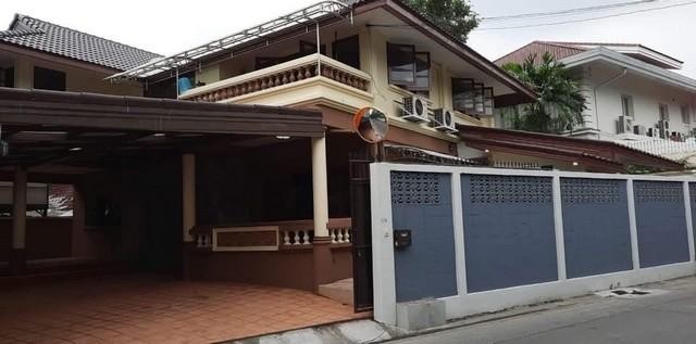 ให้เช่าบ้านเดี่ยว 2 ชั้น ซอย 20 มิถุนา ถนนสุทธิสารวินิจฉัย เดินทางสะดวก เหมาะอยู่อาศัยและทำธุรกิจ มีเซเว่นติดหน้าบ้านติดต่อ คุณช่อผกา โทร 0616198565 LINE 0616198565สำรอง LINE 0812523279 ส่งลิ้งก์ไว้ได้เลย- P809 ให้เช่าบ้านเดี่ยว 2 ชั้น ซอย 20 มิถุนา ถนนสุทธิสารวินิจฉัย- เฟอร์นิเจอร์ทั้งหลัง- ที่ดิน 80 ตารางวา- พื้นที่ใช้สอย 200 ตร.เมตร- 4 ห้องนอน 5 ห้องน้ำ- มีแอร์ 7 เครื่อง- ใกล้MRTสุทธิสาร/ห้วยขวาง- ทำ�