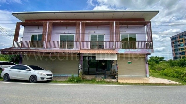 รหัสทรัพย์ : 7504อาคารพาณิชย์ ซอยแสนสุขพัฒนา นครปฐม สภาพสวย ราคาถูกที่ตั้ง :&nbsp;ซอยแสนสุขพัฒนา ถนนสายกำแพงแสน-พนมทวน ตำบลกำแพงแสน อำเภอกำแพงแสน จังหวัดนครปฐมรายละเอียดทรัพย์-&nbsp;อาคารพาณิชย์ เนื้อที่ 19.8 ตารางวา พื้นที่ใช้สอย 98 ตารางเมตร หน้ากว้างประมาณ 4 เมตร- 2 ห้องนอน, 3 ห้องน้ำ, 1 ห้องครัว, 1 ห้องโถง, 2 ที่จอดรถ&nbsp;- ชั้นล่างตกแต่งประตูกระจกพร้อมดำเนินกิจการ ค้าขาย หรือ�