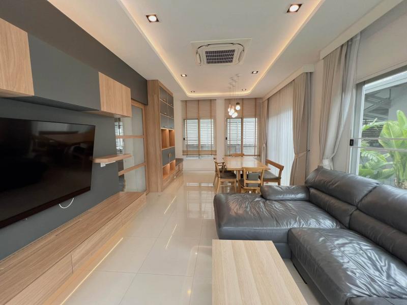 RHT2784ให้เช่าบ้านเดี่ยว บ้านน้ำไม่ท่วมหมู่บ้านแกรนดิโอ้ วิภาวดีรังสิต ใกล้โทรย์เวย์เพียง 2 นาที  ฟิวเจอร์พาครังสิต เทสโก้ โลตัส เนื้อที่ 55 ตร.ว. พื้นที่ใช้สอย 167 ตร.ม  4 ห้องนอน 3 ห้องน้ำ  2 ที่จอดรถcontact : คุณเจี๊ยบ 092-851-6969Line : Keti2522ราคาเช่า 70,000 บาทที่ตั้งซอยคลองหลวง 10 ถนนพหลโยธิน ตำบล คลองหนึ่ง อำเภอคลองหลวง ปทุมธานี 12120 บ้านใหม่มาก บิ้วอินทั้งหลัง -บิ้วอินห้องนอน ครัว ห้องนั่งเล�
