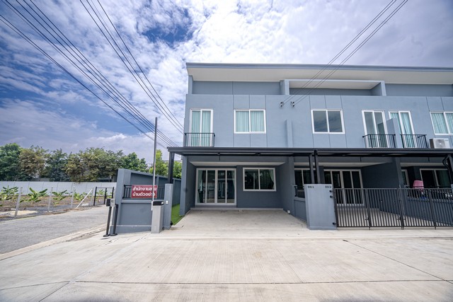 รหัสทรัพย์ : P.0063ทาวน์โฮม โฮมริช วิลเลจ ดอนเมือง สรงประภา พร้อมเข้าอยู่ที่ตั้ง :&nbsp;ถนนสรงประภา แขวงสีกัน เขตดอนเมือง กรุงเทพมหานคร 10210รายละเอียดทรัพย์-&nbsp;ทาวน์โฮม 2 ชั้น 22.5 ตารางวา -&nbsp;4 ห้องนอน 3 ห้องน้ำ 1 ห้องนั่งเล่น 1 ห้องครัว ที่จอดรถ 2 คัน- ต่อเติมโรงจอดรถ ต่อเติมชั้นล่าง 1 ห้องนอน พร้อมโซนครัว+ซักล้าง- ฟรีค่าติดตั้งมิเตอร์ไฟฟ้าและน้ำประปา- ฟรีวอลเปเปอร์ทั้งหลัง (ยก�