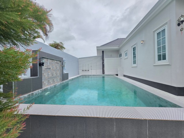 AOM 3161 ขายพูลวิลล่า วิวเขาบรรยากาศสุดไพรเวท บางเสร่   บ้านสวย ลมดี ตื่นมาพร้อมวิวเขาธรรมชาติใกล้ทะเล ตกแต่งพร้อมเข้าอยู่หรือซื้อทำบ้านพักตากอากาศ/บ้านเช่าก็คุ้มค่า  จุดเด่น & พิกัดเดินทางสะดวก วิวเขาบางเสร่ บรรยากาศเงียบสงบ เป็นส่วนตัว ใกล้ทะเลบางเสร่ ขับรถแป๊บเดียวถึงชายหาด ไม่ไกลจากถนนสุขุมวิท เดินทางเข้า-ออกเมืองสะดวกมาก ใกล้สถานที่ท่องเที่ยวชั้น�