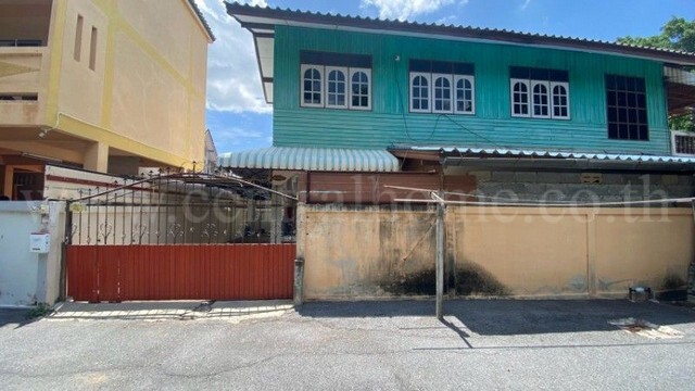รหัสทรัพย์ : 7419บ้านเดี่ยวสองชั้น 60 ตร.วา ทำเลดี อุทัย อยุธยา ถูกที่สุด!!!!ที่ตั้ง&nbsp;:&nbsp; ถนน 3056 ตำบลอุทัย อำเภออุทัย จังหวัดพระนครศรีอยุธยา 13210รายละเอียดทรัพย์- บ้านเดี่ยวสองชั้นใกล้วัดโคกช้าง เนื้อที่ 60 ตารางวา พื้นที่ใช้สอย 180&nbsp;ตารางเมตร&nbsp;- บ้านหลังสุดซอย มีบริเวณพักผ่อนนอกตัวบ้าน- 4 ห้องนอน, 1 ห้องน้ำ, 1 ห้องนั่งเล่น, 1 ห้องครัว- เครื่องปรับอากาศ 2 เครื่อง, ปั๊มน้ำ, แท้งค