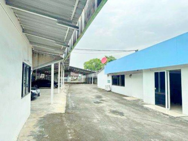 พหลโยธิน 64-79 สนามบินดอนเมือง 1ไร่ ออฟฟิศ 550ตร.ม. โกดังเก็บของพร้อมออฟฟิศ  ใกล้แยกลำลูกกา 500 ม. 44,999 บาท/เดือน ะโรงจอดรถ บนที่ดิน มีเฟอร์ฯบางส่วน และแอร์ ทำเลติดถนนพหลโยธิน เหมาะสำหรับคลังสินค้า ธุรกิจขนส่ง  และสำนักงาน เดินทางง่าย ใกล้ตลาดสี่มุมเมือง 600 ม.รพ.สถานศึกษา สนามบินดอนเมือง และรถไฟฟ้า เชื่อมต่อกรุงเทพฯ และปทุมธานีได้สะดวก Phahonyothin Rd 64-79 DonMueang Airport 1-rai 550sq.m. Warehouse with office and parking ar