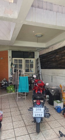 ขาย ทาวน์เฮาส์ 2 ชั้น พื้นที่ 17.5 ตรว.  ซอย รามอินทรา 67 แขวงคลองกุ่ม เขต บางกะปิ กทม.ภายในมี 2 ห้องนอน 2 ห้องน้ำ 1 ห้องครัว จอดรถได้ 1 คัน พร้อมอยู่อาศัยจุดเด่น:**เดินทางสะดวก ได้หลายเส้นทาง-ใกล้ รถไฟฟ้าสายสีชมพู -ใกล้ ทางด่วน, วงแหวน-มีรถประจำทางผ่าน-ระยะทางจากบ้าน ถึงปากซอย รามอินทรา 67  ประมาณ 270 เมตร-ใกล้ร้านค้า, ร้านอาหาร, ร้านขายยา, ตลาด กม.7-ใกล้ ศูนย์การค้า,  โรงพยาบาลที�