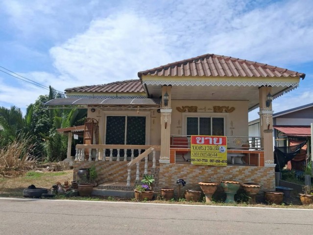 ขายบ้านเดี่ยวพร้อมที่ดิน 100 ตร.ว. หลักสอง บ้านแพ้ว สมุทรสาครบ้านริมคลอง บรรยากาศร่มรื่น วิวธรรมชาติ สไตล์บ้านสวนพักผ่อนขายบ้านเดี่ยวชั้นเดียวบนเนื้อที่กว้างขวาง 100 ตารางวา บรรยากาศส่วนตัว ร่มรื่น และโปร่งสบาย ด้านหลังบ้านติดคลองน้ำธรรมชาติ รับลมเย็นตลอดปี เหมาะอย่างยิ่งสำหรับใช้เป็นบ้านพักอาศัย บ้านพักผ่อนยามเกษียณ หรือทำเป็นบ้านสวนทำเลใกล้กรุงเท�