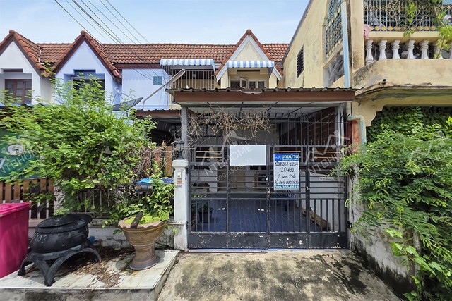 ทาวน์โฮม 2 ชั้น หมู่บ้านบัวทอง 3 บางบัวทอง (คลองบางไผ่) ต่อเติมครบ ใกล้รถไฟฟ้าและเซ็นทรัลเวสท์เกต* พื้นที่ 20 ตร.ว. ฟังก์ชัน 2 ห้องนอน 2 ห้องน้ำ 1 ที่จอดรถ ต่อเติมโรงรถและต่อเติมครัวปิด แถมปั๊มน้ำแทงค์น้ำพร้อมใช้งาน* ทำเลดีติดถนนกาญจนาภิเษก ใกล้เซ็นทรัลเวสท์เกต ติดสถานีรถไฟฟ้าสายสีม่วง ต้นสายรถตู้ มีรถเมล์ผ่านหน้าหมู่บ้านหลายสาย สามารถเข้าออกได้หลายเส้นทางท�