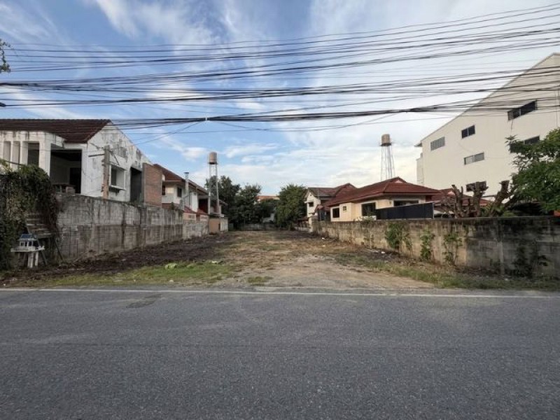 ที่ดินมี 2 แปลง (121-126 ตร.ว.) ต.แม่เหียะ อ.เมืองเชียงใหม่ เหมาะสำหรับสร้างบ้านหรือซื้อเก็บไว้ลงทุนสามารถซื้อแยกแปลงได้ .มี 2 แปลง• 121 ตร.วา — 23,000 บาท/ตร.วาราคา 2,783,000 บาท • 126 ตร.วา — 25,000 บาท/ตร.วาราคา 3,150,000 บาท.ค่าโอนคนละครึ่งสามารถซื้อแยกแปลงได้เหมาะสำหรับสร้างบ้านใกล้เมือง เดินทางเข้าเมืองและออกนอกเมืองสะดวก.ทำเลใกล้ถนนเชียงใหม่–หางดงประมาณ 100 เมตรห่างจาก Makro หางดงประมาณ 800 เ