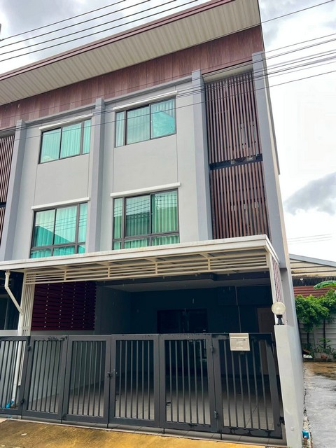 P798 ให้เช่า ทาวน์โฮม 3 ชั้น โครงการ สิริเฮ้าส์ รัชดา 18 SIRIHOUSE หลังมุม ใจกลางรัชดาลาดพร้าว ให้เช่าราคา 50,000 บาท/เดือน สัญญา 1 ปี ประกัน 3 เดือน ล่วงหน้า 1 เดือนติดต่อ คุณช่อผกา โทร 0616198565 LINE 0616198565สำรอง LINE 0812523279 ส่งลิ้งก์ไว้ได้เลย-ให้เช่าทาวน์โฮม 3 ชั้น โครงการ สิริเฮ้าส์ รัชดา 18 SIRIHOUSE หลังมุม ใจกลางรัชดาลาดพร้าว-ขนาดที่ดิน 21 ตร.ว.-พื้นที่ใช้สอย 180 ตร.ม.-3+1 ห้องนอน-3 ห้องน้ำ -แอร์ 4 เครื่อง-ที่จอ�