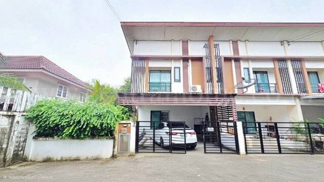 รหัสทรัพย์ : N1629ทาวน์โฮม บ้านฟ้าปิยรมย์ นีวา เฟส 14 หลังริม พร้อมอยู่ถูกสุดในโครงการที่ตั้ง :&nbsp;ถนนลำลูกกา ตำบลบึงคำพร้อย อำเภอลำลูกกา จังหวัดปทุมธานี 12150รายละเอียดทรัพย์- ทาวน์โฮม 2 ชั้น เนื้อที่ 34.1&nbsp;ตารางวา พื้นที่ใช้สอย 130 ตารางเมตร- 3 ห้องนอน,&nbsp;2 ห้องน้ำ,&nbsp;1 ห้องรับแขก,&nbsp;1 ห้องครัว, 2 ที่จอดรถ- หน้าบ้านหันทางทิศใต้สิ่งอำนวยความสะดวก&nbsp;- ระบบรักษาความปลอดภัย&nbsp;รปภ.24 ชม.
