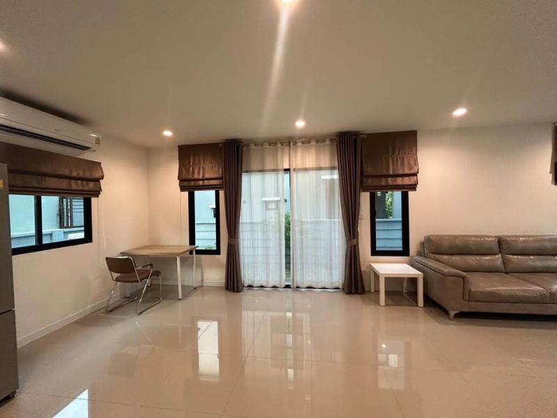 RHT2787ให้เช่าบ้านเดี่ยว จดทะเบียนบริษัทได้ หมู่บ้าน ดีไลท์ ดอนเมือง-รังสิต ใกล้รถไฟฟ้าสายสีแดงเนื้อที่ 57.4ตารางวา พื้นที่ใช้สอย 180 ตร.ม.3 ห้องนอน · 3 ห้องน้ำ 2ที่จอดรถสนใจติดต่อ : คุณเจี๊ยบ 092-851-6969Line : Keti2522** รับต่างชาติ foreigner welcome **** รับสัตว์เลี้ยง pets allowed **** จดทะเบียนบริษัทได้ (ค่าเช่าไม่รวมภาษี)**ราคาเช่า 35,000/เดือนถนนเลียบคลองรังสิตฯ หมู่ 5 ตำบล หลักหก อำเภอเมืองปทุมธานี ปทุมธานี 12000บ