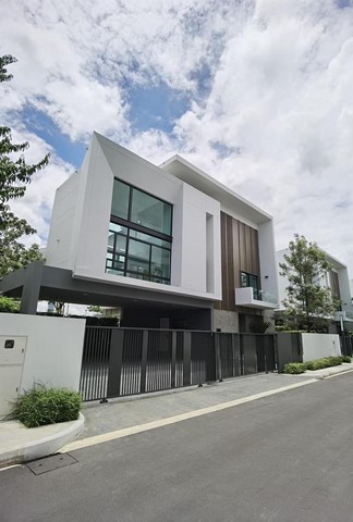 ราคาขาย 45 ล้านบาท ราคาเช่า 175,000 บาท ที่ดิน 102.1 ตร.ว. พื้นที่ใช้สอยประมาณ 380 ตร.ม.รายละเอียดบ้าน• 4 ห้องนอน• 5 ห้องน้ำ• 1 ห้องแม่บ้าน• บ้าน 3 ชั้น• ประตูใหญ่ระบบรีโมตคอนโทรล มอเตอร์ไฟฟ้า• ระบบรักษาความปลอดภัยของโครงการ 24 ชั่วโมง  สิ่งอำนวยความสะดวกภายในโครงการ• Club House• สระว่ายน้ำ• เจ้าของบ้านสามารถใช้บริการส่วนกลางของโครงการได้   จุดเด่นทำเลบ้านอยู่ในทำเลกรุงเทพกรีฑา