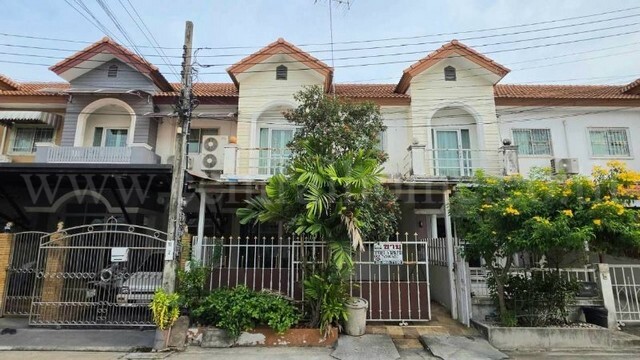 รหัสทรัพย์ : N1491ทาวน์เฮ้าส์ 2 ชั้น หมู่บ้านสาทรแกรนด์วิลล์ กัลปพฤกษ์ สภาพดี ราคาถูกที่ตั้ง :&nbsp;ถนนกัลปพฤกษ์ แขวงบางแค เขตบางแค กรุงเทพฯ 10160รายละเอียดทรัพย์-&nbsp;ทาวน์เฮ้าส์ 2 ชั้น เนื้อที่ดิน 24 ตารางวา พื้นที่ใช้สอย&nbsp;95&nbsp;ตารางเมตร- 4&nbsp;ห้องนอน, 2&nbsp;ห้องน้ำ,&nbsp;1 ที่จอดรถ, 1&nbsp;ห้องนั่งเล่น, 1&nbsp;ห้องทานข้าว, 1 ห้องครัว-&nbsp;ปั๊มน้ำ, เคาน์เตอร์ครัวท็อปหินแกรนิต, ที่ดูดควัน, ที่กรองน้ำ