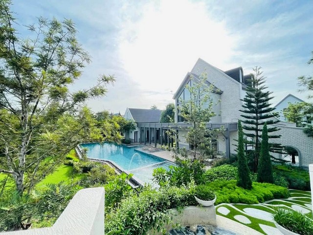 บ้านเดี่ยว 2 ชั้นสไตล์มินิมอลโมเดิร์นในโครงการสราญสิริ พระราม 2 บ้านใหม่พร้อม Built-in เฟอร์นิเจอร์ และเครื่องใช้ไฟฟ้ารายละเอียดบ้าน- บ้านเดี่ยว 2 ชั้น- พื้นที่ใช้สอย 197 ตร.ม.- 4 ห้องนอน 3 ห้องน้ำ- จอดรถ 2 คัน- Built-in พร้อมเฟอร์นิเจอร์และเครื่องใช้ไฟฟ้า- เครื่องปรับอากาศ 4 เครื่อง- ระบบสัญญาณกันขโมย- สุขภัณฑ์อัตโนมัติตามข้อมูลเจ้าของ- จอโปรเจคเตอร์ 120 นิ้วตามข้อมูลเจ้าของจุ�