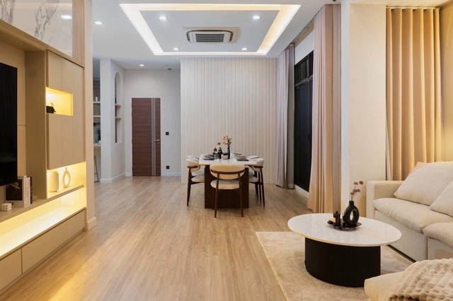 บ้านเดี่ยวในโครงการ The Gentry Sukhumvit 101 ทำเลสุขุมวิท–ปุณณวิถี พื้นที่ใช้สอย 390 ตร.ม. พร้อมฟังก์ชันหลากหลายและพื้นที่สำหรับสัตว์เลี้ยงรายละเอียดบ้าน- ที่ดิน 53.6 ตร.ว.- พื้นที่ใช้สอย 390 ตร.ม.- 2–3 ห้องนอน ตามข้อมูลเจ้าของ- 4 ห้องน้ำ- 1 ห้องสัตว์เลี้ยง- 1 ห้องทำงาน- 1 ครัวเปิด- 2 ห้องรับแขก- 1 ห้องอเนกประสงค์ขนาดใหญ่- จอดรถ 3 คันจุดเด่น- Pet Friendly และมีห้องสัตว์เลี้ยง- มี Wi-Fi ตามข้อมูลเจ้าของ- มีเ