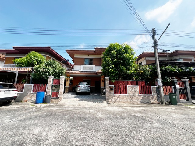 รหัสทรัพย์ 69210 ขายบ้านเดี่ยว 2 ชั้น หมู่บ้านภัสสรัตน์ ปทุมธานี  (ถนนเมนโครงการ) พิกัดที่ตั้ง  ตำบลบางโพธิ์เหนือ อำเภอสามโคก จังหวัดปทุมธานี รายละเอียดทรัพย์ - ขนาดที่ดิน 56.10 ตารางวา พื้นที่ใช้สอยประมาณ 165 ตารางเมตร - แบบบ้านมี 3 ห้องนอน 3 ห้องน้ำ 1 ห้องรับแขก 1 ห้องครัว พร้อมพื้นที่รับประทานอาหาร - 1 ห้องแม่บ้าน และ 1 ห้องน้ำแม่บ้าน -  สามารถจอดรถภายในบ้านได้ 2-3 คัน - หน้าบ้�