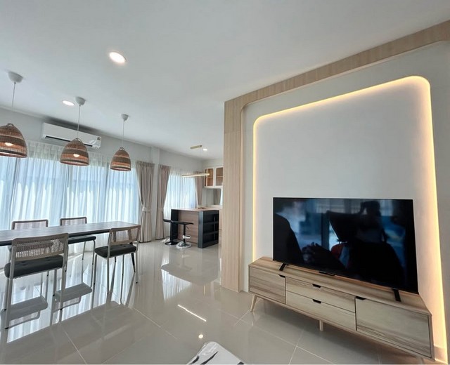 svs380 ให้เช่า บ้านเดี่ยว 2ชั้น  แกรนด์ พลีโน่ สุขุมวิท-บางนา Grande Pleno Sukhumvit-Bangna  style modern classic ที่ตั้ง   ถนนทางคู่ขนานกาญจนาภิเษก อำเภอบางพลี สมุทรปราการ ใกล้ Mega บางนาเพียง 800 เมตรโครงการ Grande Pleno สุขุมวิทบางนารายละเอียด3 ห้องนอน 4 ห้องน้ำ2 ที่จอดรถพื้นที่ใช้สอย 162 ตารางเมตรตกแต่ง build in สวยใกล้สวนและclub houseพื้นที่สวนของบ้านกว้างผนังสูง 2.7เมตร บ้านโปร่งโล่งไม่อึดอัดเครื่องใช้ไฟฟ้าใหม่ครบท