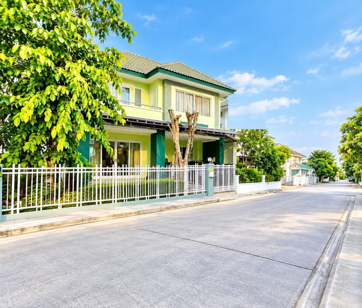 ร่มเกล้า-สุวรรณภูมิ ม.เกษมบัณฑิต ร่มเกล้า 600 ม.มีนบุรี บ้านเดี่ยว 2 ชั้นรีโนเวทใหม่ 3-4นอน 3 น้ำ ใกล้ตลาดเคหะชุมชนรามคำแหง 1.1 กม.ขนาดที่ดิน 66 ตร.ว.พื้นที่ใช้สอย 180 ตร.ม.ติดถนนร่มเกล้า ทำเลเดินทางสะดวก ใกล้สนามบินสุวรรณภูมิ รถไฟฟ้าMRT เหมาะสำหรับอยู่อาศัย พร้อมเฟอร์ฯ และสิ่งอำนวยความสะดวกครบ ราคาเช่า 22,999 บาท/เดือน  RomKlao Suvarnabhumi Newly renovated 2-story detached house Kasem Bundit University RomKlao 600m. Campus and Min Buri. Features 3-4bed and 3 bath on 66 sq.