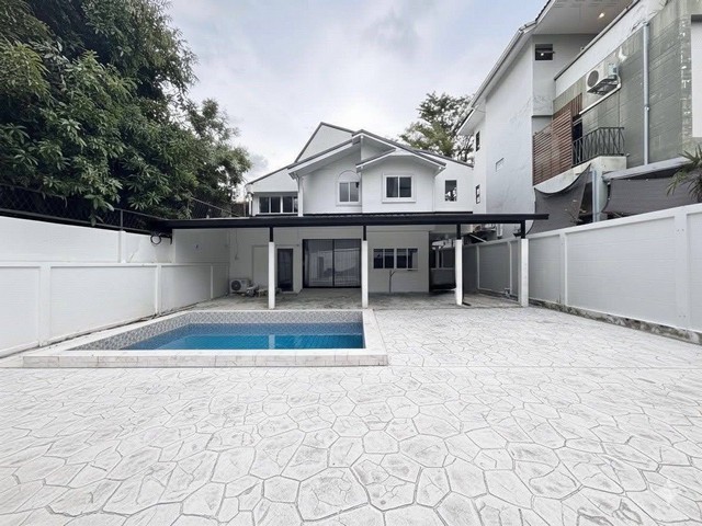 รหัสC7315 ให้เช่าบ้านเดี่ยวสระว่ายน้ำส่วนตัว ทำเลใจกลางเมือง ย่านลาดพร้าว สุทธิสาร ใกล้ MRT ห้วยขวาง #ForRent  #ให้เช่า บ้านเดี่ยวสระว่ายน้ำส่วนตัว ทำเลใจกลางเมือง ย่านลาดพร้า สุทธิสาร ใกล้ MRT ห้วยขวาง เนื้อที่  90 ตารางวา  พื้นที่ใช้สอย 400 ตารางเมตร5 ห้องนอน + 1 ออฟฟิศ5 ห้องน้ำห้องนอน+ห้องน้ำ แม่บ้าน [ แยกเป็นสัดส่วน ]ห้องครัวใหญ่ พร้อมทำอาหารแบบครัวหนักห้องนั่งเล่นกว้างโป