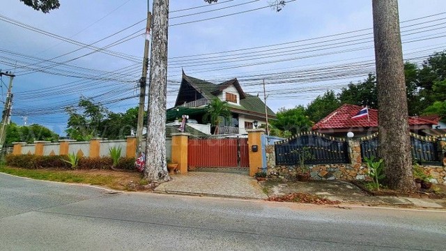 รหัสทรัพย์ : N1357บ้านเดี่ยว 3 ชั้น พร้อมสระว่ายน้ำส่วนตัว ทำเลดีบางละมุง สำหรับพักอาศัยเอง หรือซื้อลงทุนรีโนเวทปล่อยเช่า ถูกมาก!!!!ที่ตั้ง :&nbsp; ซอยเทพนิมิตร ตำบลหนองปลาไหล อำเภอบางละมุง จังหวัดชลบุรี 20150รายละเอียดทรัพย์- บ้านเดี่ยว 3 ชั้น ขนาดเนื้อที่ 136 ตารางวา พื้นที่ใช้สอย 288 ตารางเมตร-&nbsp;แต่ละชั้นออกแบบเป็น Private Living Suite- 3 ห้องนอน, 5&nbsp;ห้องน้ำ, 3 ห้องนั่งเล่น, 1 ห้องครัว, 1 ห้�