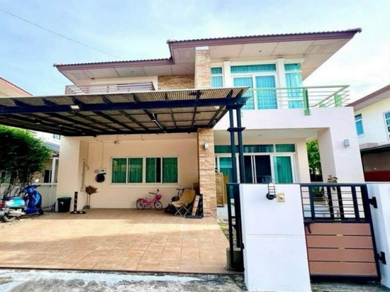 TEL:088-559 5199 คุณเอLine:https://line.me/ti/p/C0eGe0whLXขายบ้านเดี่ยว Country Home Lake & Park ศรีราชาบ้านทำเลสวย โซนหน้าหมู่บ้าน เดินทางสะดวก พร้อมเข้าอยู่ราคาเพียง 5,390,000 บาทค่าโอนกรรมสิทธิ์ 50/50เนื้อที่ 72 ตร.ว.3 ห้องนอน 3 ห้องน้ำ1 ห้องนั่งเล่น1 ห้องครัวจอดรถ 2 คันโครงสร้างก่ออิฐมวลเบา กันความร้อนและเสียงรบกวนได้ดีค่าส่วนกลาง 16 บาท/ตร.ว.ของแถม* แอร์ 4 เครื่อง* เครื่องทำน้ำอุ่น 2 เครื่อง* เครื่องดูดควัน* ปั๊มน้ำ +