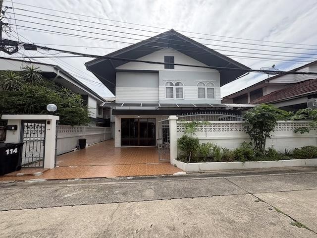 ให้เช่าบ้านเดี่ยว 2 ชั้น ห้วยขวาง รัชดา บ้านใหญ่ 6 ห้องนอน รับต่างชาติและสัตว์เลี้ยงบ้านเดี่ยวให้เช่าใจกลางห้วยขวาง รัชดา ทำเลถนนประชาราษฎร์บำเพ็ญ เหมาะสำหรับครอบครัวใหญ่ ผู้บริหาร ชาวต่างชาติ หรือผู้ที่ต้องการบ้านเช่าพื้นที่กว้างในทำเลใจกลางกรุงเทพมหานครติดต่อ Agent คุณบัว BuaTel 093-646-4597LINE ID Bua093ค่าเช่า 80,000 บาทต่อเดือนรับผู้เช่าต่างชาติPet Friendlyมัดจำ 2 เดือนค่าเช่าล่�