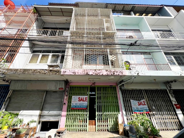 รหัสทรัพย์ 69187ขาย อาคารพาณิชย์ 4 ชั้น ซอยพหลโยธิน 1 ทำเลใจกลางเมือง พิกัดที่ตั้ง : ซอยพหลโยธิน 1 ถนนพหลโยธิน เขตพญาไท กรุงเทพฯ 10400รายละเอียดทรัพย์ - ที่ดิน 12 ตารางวา พื้นที่ใช้สอยประมาณ 220 ตารางเมตร - 3 ห้องนอน 3 ห้องน้ำ 1 ห้องรับแขก 1 ห้องครัวต่อเติม - จอดรถหน้าบ้านได้ 1 คัน - หน้าบ้านหันหน้าทิศตะวันออกเฉียงใต้ - สามารถอยู่อาศัย เปิดสำนักงาน หรือ ทำรร. hostel เล็กๆได้ เนื่องจาก�